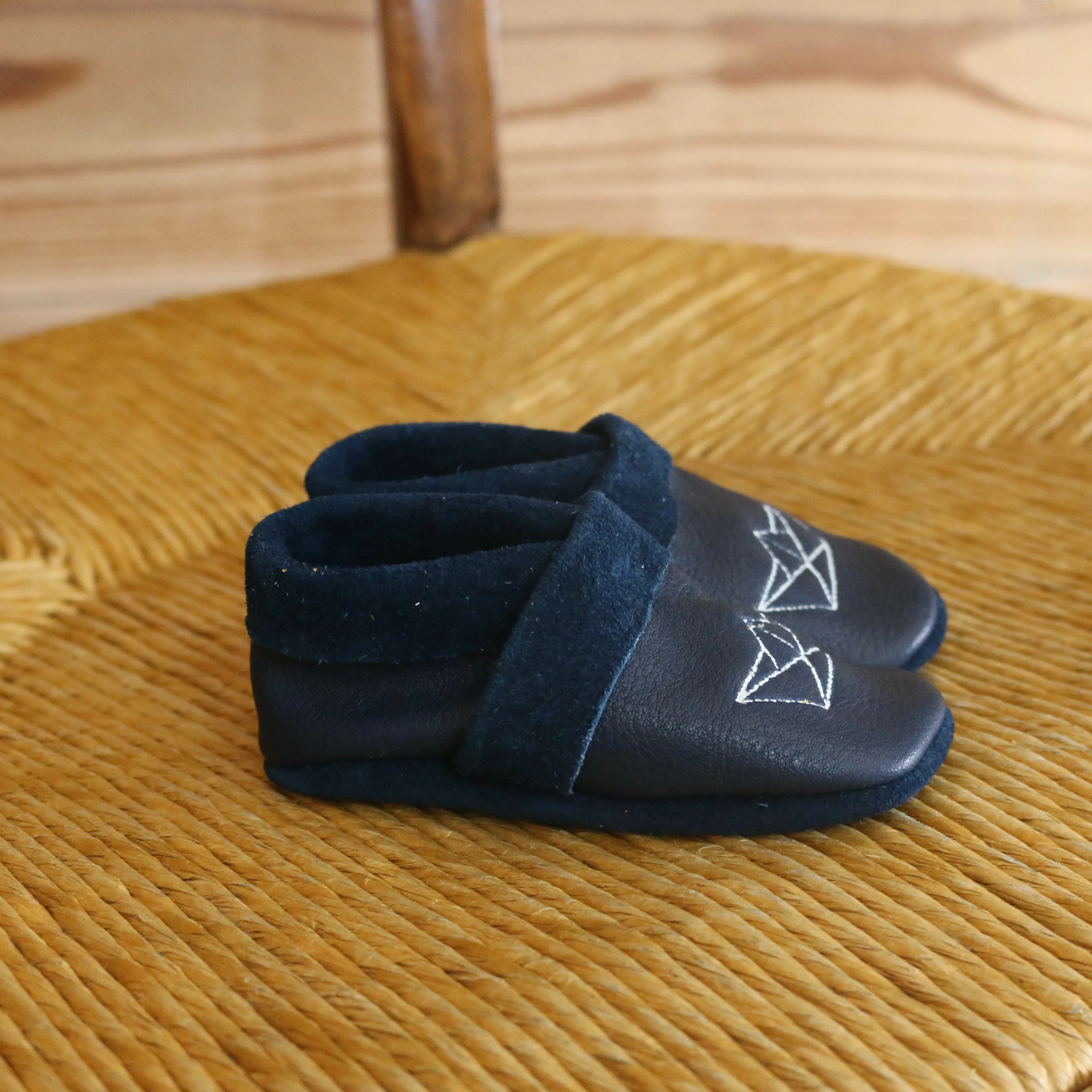 Leather Slippers Paper Boat Embroidery - Navy - 17-25