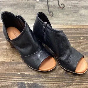 Roamers Zoey Black Perk Toe Shoe